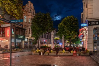 Gece gezintisi ve ayyaşın cazibesine hayran olmak.