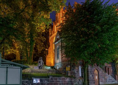 Gece gezintisi ve ayyaşın cazibesine hayran olmak.