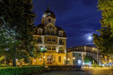 Gece gezintisi ve ayyaşın cazibesine hayran olmak.