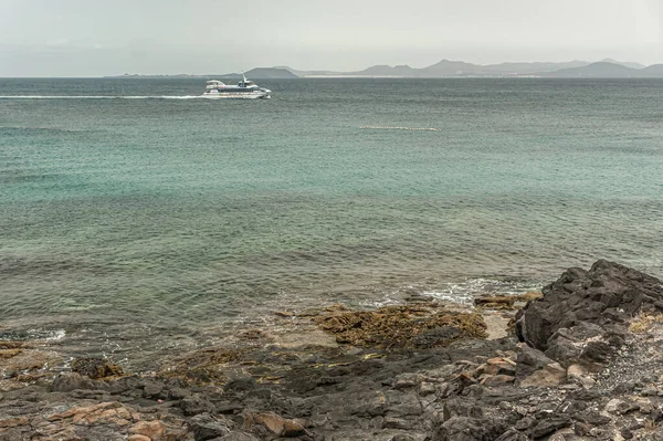 playa blanca gezinti güvertesi İspanya 'daki lanzarote kıyısı boyunca 