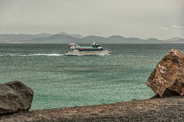 playa blanca gezinti güvertesi İspanya 'daki lanzarote kıyısı boyunca 