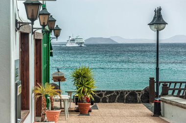 Playa Blanca lanzarote kanarya adalarında yürüyen turistler İspanya