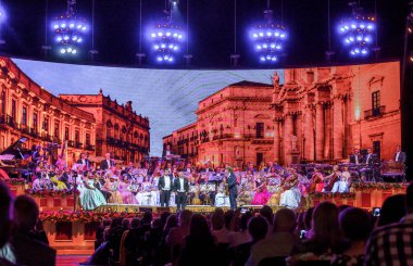 Dünya Yıldızı ve Parıltılı bir konserle