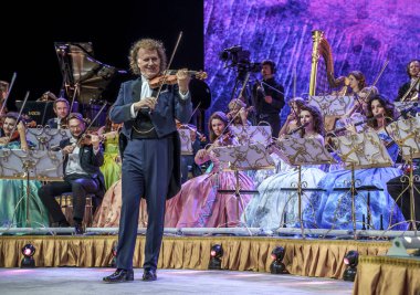 Dünya Yıldızı ve Parıltılı bir konserle