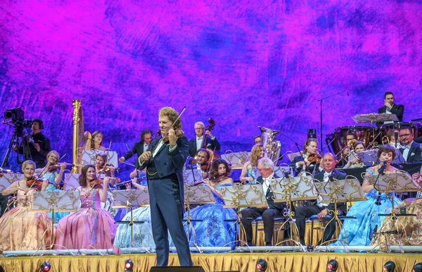 Dünya Yıldızı ve Parıltılı bir konserle