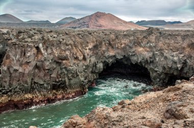 Lanzarote kıyısındaki volkanik kayalar 
