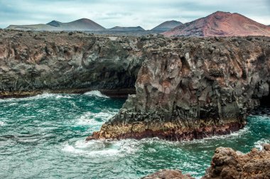 Dalgalar lanzarottaki volkanik kayaları silip süpürüyor