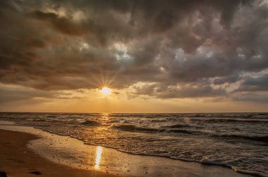 Baltık Denizi üzerinde harika bir gün batımı