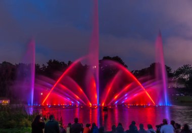 Hamburg 'da aydınlatılmış fıskiyeler ve klasik müzik kombinasyonu