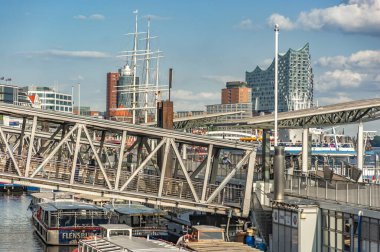 Hamburg limanını çevreleyen modern ve işlevsel altyapı