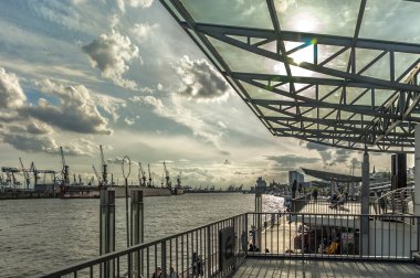 Uzakta Hamburg limanındaki vinçleri görebilirsiniz.