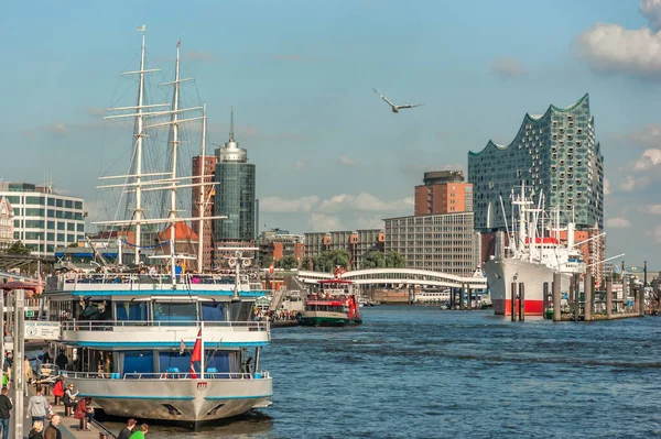 Hamburg Hafen Hosts Many Interesting Ships — 스톡 사진