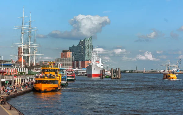 Hamburg Hafen Hosts Many Interesting Ships — 图库照片