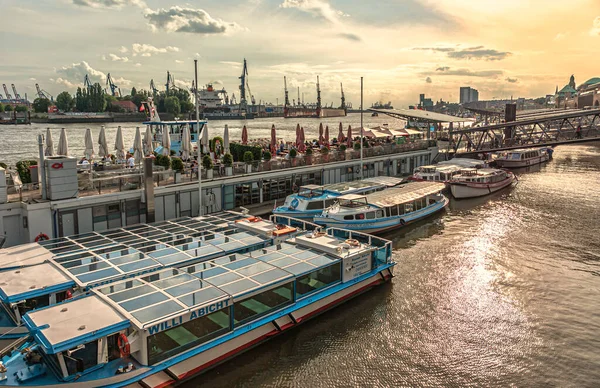 Hamburg Hafen Hosts Many Interesting Ships — 图库照片