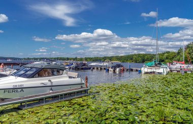 preparation for sailing on a cruise on lake zegrzyski