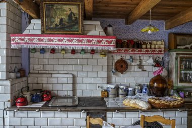 Şarap mayalanır en hızlı sıcak fayanslı sobanın üstünde.