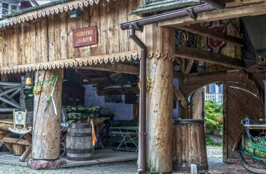 Gereksiz şeyler için eski bir kulübe.