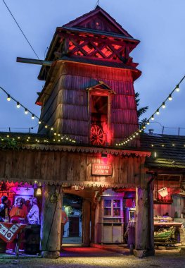 Eski tarz binaların kendine has bir görünüşü ve kendine özgü bir atmosferi vardır.