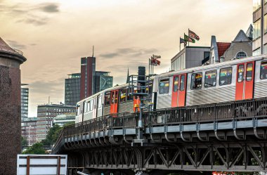Tepe vagonları yolcuları çabucak taşır.
