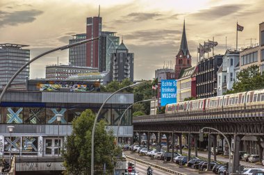 Hamburg Limanı 'nın akşam manzarası