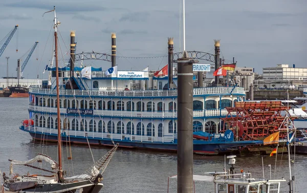 Hamburg Harbor Attracts Many Tourists — Fotografia de Stock