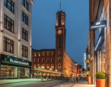 the very center of the hamburg at night