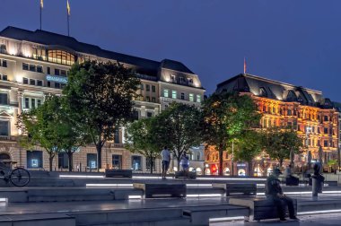 the very center of the hamburg at night