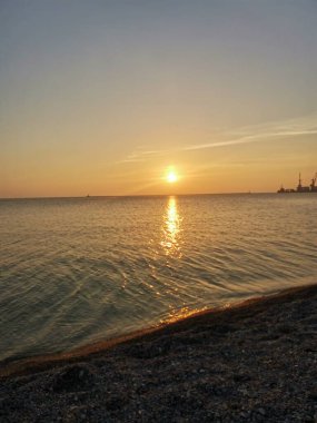 Berdiansk 'te Ukrayna' nın Azov Denizi 'nde güzel bir gün batımı 
