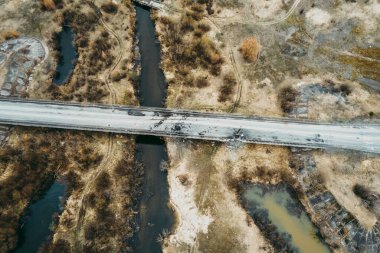 Varşova otoyolu boyunca Irsha Nehri boyunca Rus işgalciler tarafından bombalanmış bir köprü.