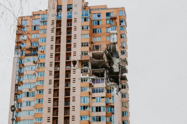 Rus işgalcilerin roketleri Lobanovsky 'deki Kyiv' de çok katlı bir binaya ulaştı.