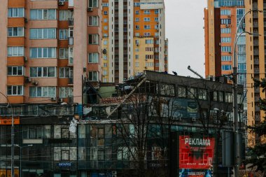 Rus işgalcilerin roketleri Lobanovsky 'deki Kyiv' de çok katlı bir binaya ulaştı.
