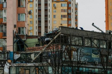 Rus işgalcilerin roketleri Lobanovsky 'deki Kyiv' de çok katlı bir binaya ulaştı.