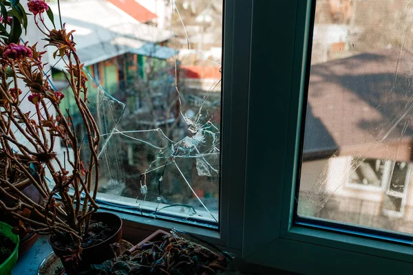 Разбитое Окно Русских Захватчиков Ирпине — стоковое фото