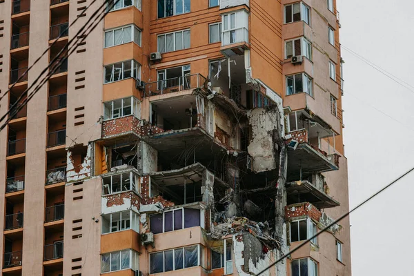 Rus Işgalcilerin Roketleri Lobanovsky Deki Kyiv Çok Katlı Bir Binaya — Stok fotoğraf