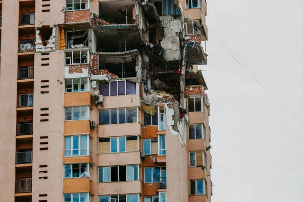 Rus işgalcilerin roketleri Lobanovsky 'deki Kyiv' de çok katlı bir binaya ulaştı.