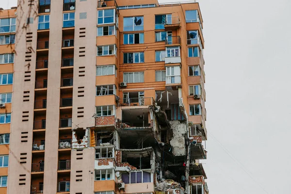 Rus işgalcilerin roketleri Lobanovsky 'deki Kyiv' de çok katlı bir binaya ulaştı.