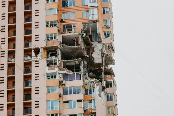 Rus işgalcilerin roketleri Lobanovsky 'deki Kyiv' de çok katlı bir binaya ulaştı.