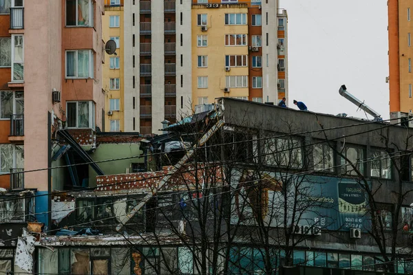 Rus işgalcilerin roketleri Lobanovsky 'deki Kyiv' de çok katlı bir binaya ulaştı.