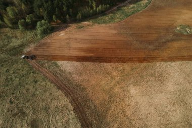 Alan drone görünümünde traktör