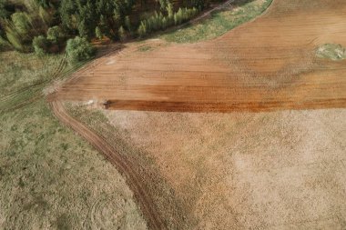 Alan drone görünümünde traktör