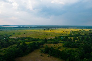 Bulutlarda gün batımı güneş ışınlarıyla, drone 'dan görüntü