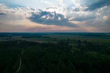 Bulutlarda gün batımı güneş ışınlarıyla, drone 'dan görüntü