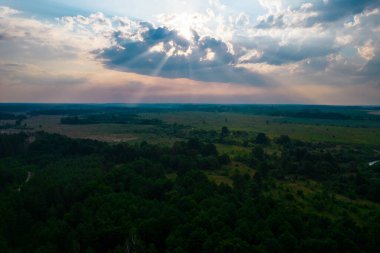 Bulutlarda gün batımı güneş ışınlarıyla, drone 'dan görüntü