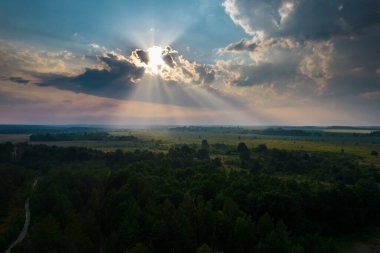 Bulutlarda gün batımı güneş ışınlarıyla, drone 'dan görüntü
