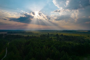 Bulutlarda gün batımı güneş ışınlarıyla, drone 'dan görüntü