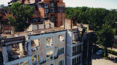 Irpen 'deki mermilerle yıkılmış bir ev, insansız hava aracının görüntüsü.