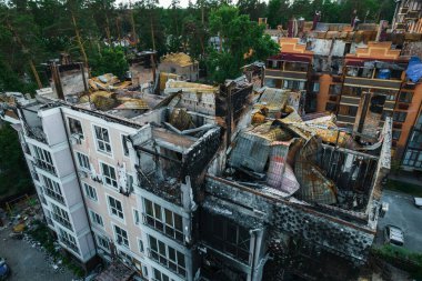 Irpen 'deki mermilerle yıkılmış bir ev, insansız hava aracının görüntüsü.