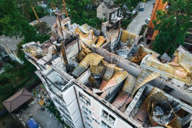 Irpen 'deki mermilerle yıkılmış bir ev, insansız hava aracının görüntüsü.