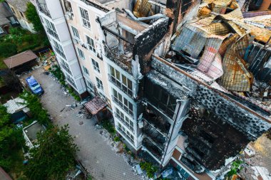 Irpen 'deki mermilerle yıkılmış bir ev, insansız hava aracının görüntüsü.