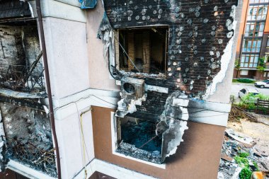 Irpen 'deki mermilerle yıkılmış bir ev, insansız hava aracının görüntüsü.